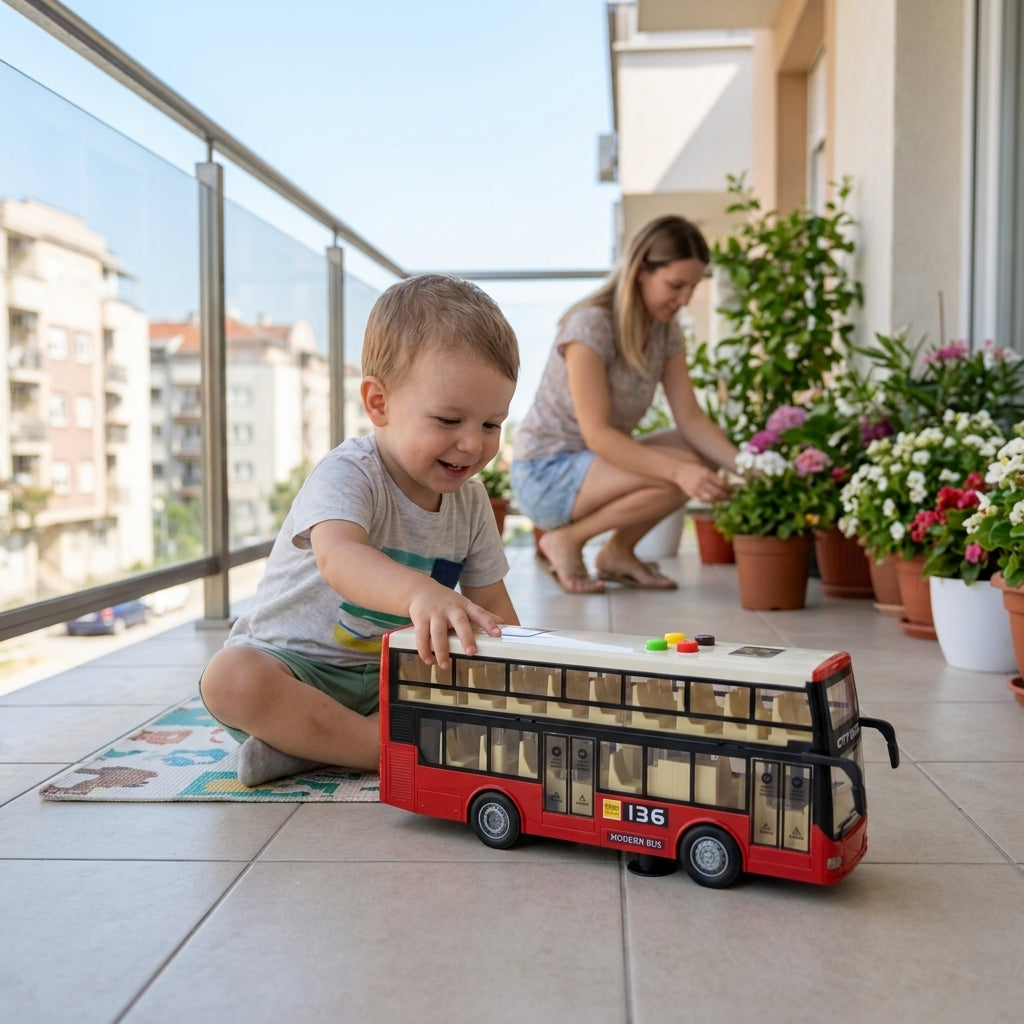 Igračka autobus na sprat crveni na pločicama prostrane terase dok se dete igra