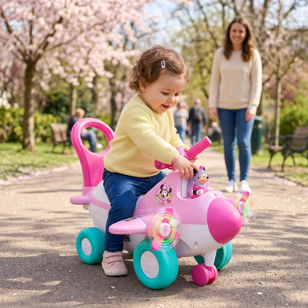 Guralica avion Minnie sa zvukom i svetlom na stazi u parku sa devojčicom