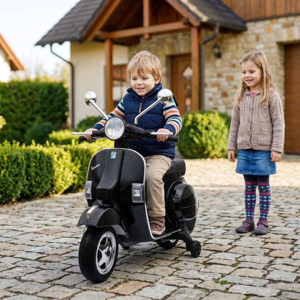 Motor na akumulator Vespa crni 107 cm u vožnji po popločanom dvorištu porodične kuće