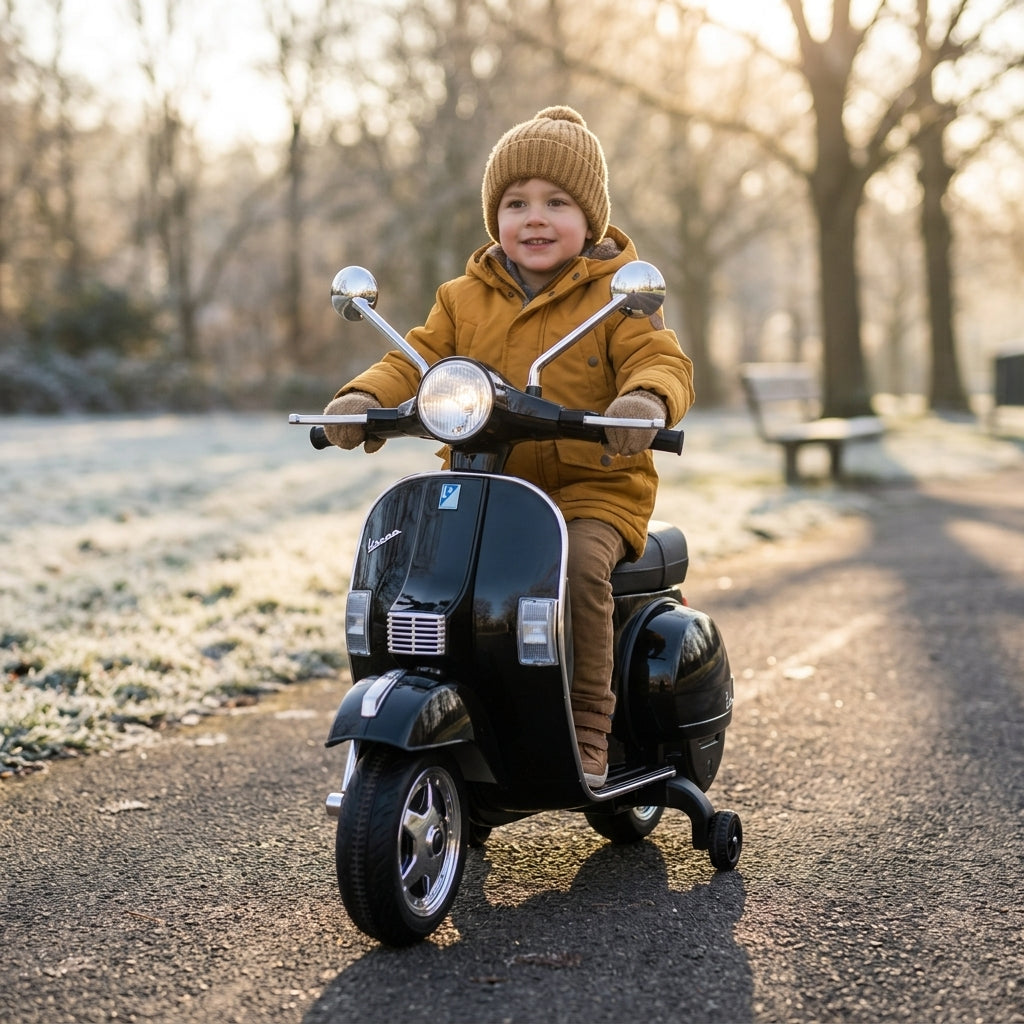Motor na akumulator Vespa crni 107 cm parkiran na čistoj stazi u parku tokom zimskog jutra