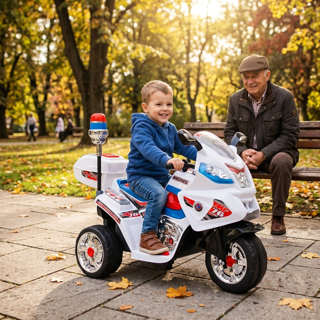 Motor na akumulator beli 112 cm koji dečak vozi u parku dok deda posmatra