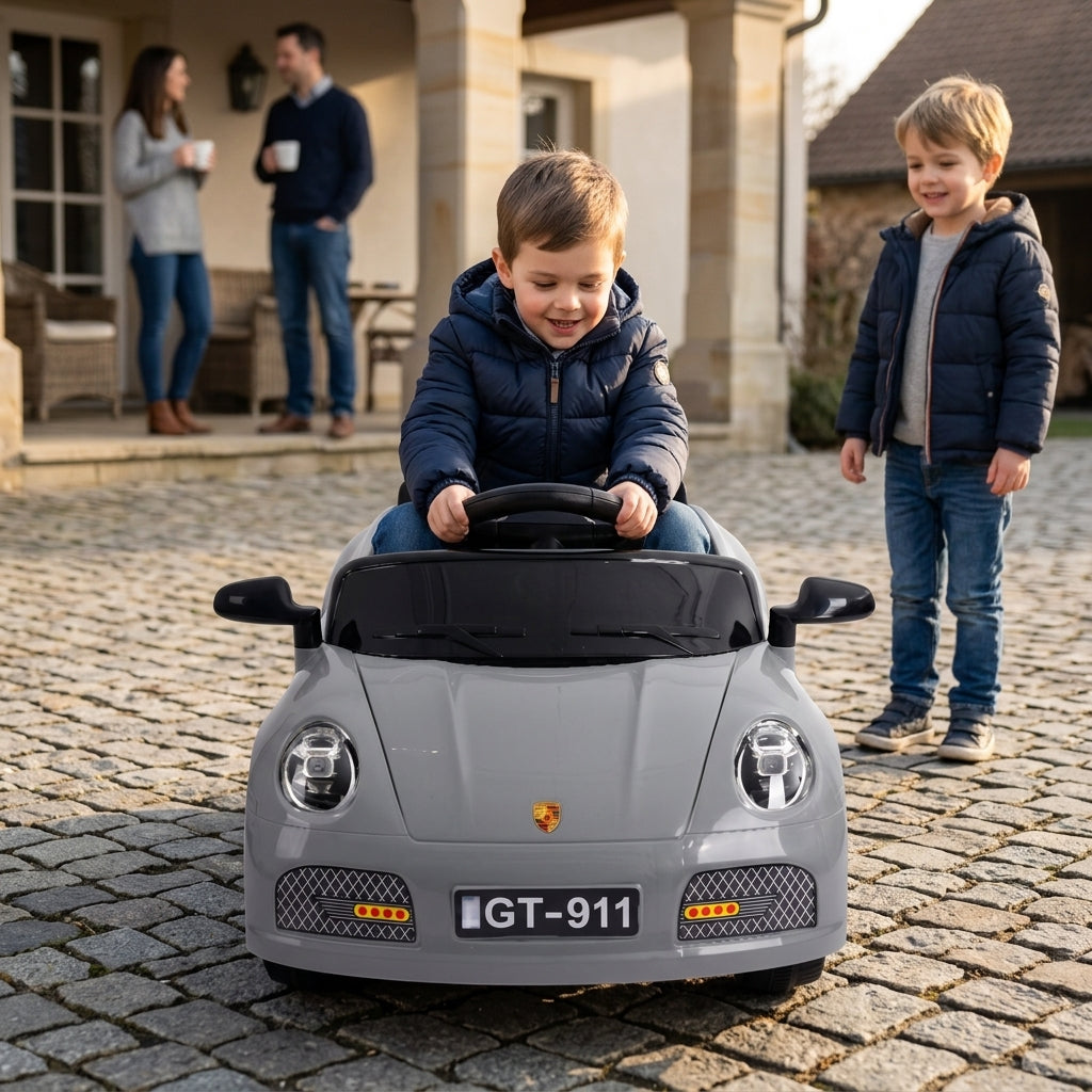 Sportski auto na akumulator sivi u popločanom dvorištu tokom porodične posete