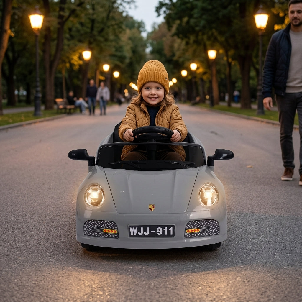 Sportski auto na akumulator sivi na popločanom gradskom šetalištu u predvečerje