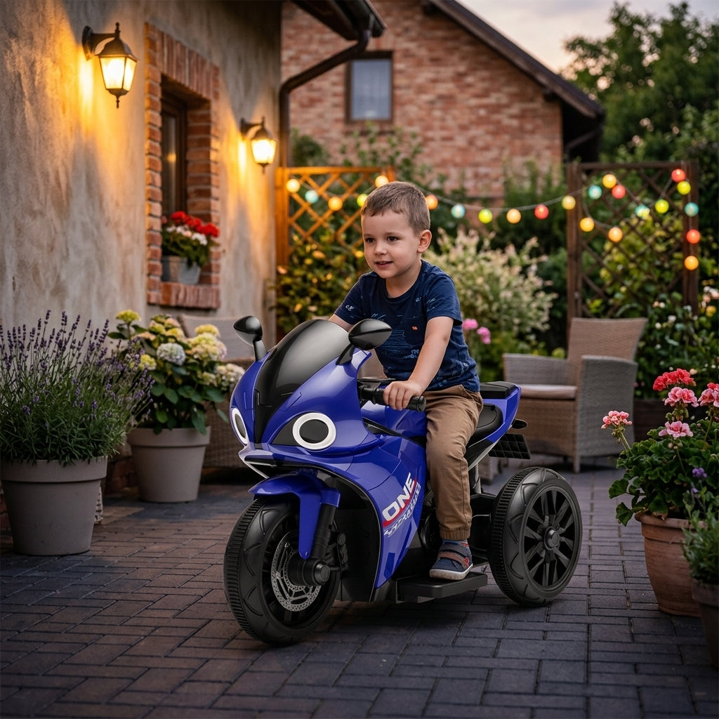 Sportski motor na akumulator plavi na popločanom dvorištu kuće osvetljenom toplim svetiljkama