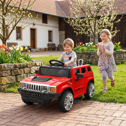Auto na akumulator crveni na daljinski 93 cm u seoskom dvorištu dok ga vozi dete