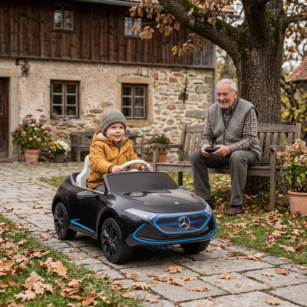 Auto na akumulator crni na daljinski 105 cm u seoskom dvorištu sa dečakom za volanom
