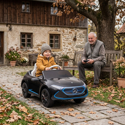 Auto na akumulator crni na daljinski 105 cm u seoskom dvorištu sa dečakom za volanom