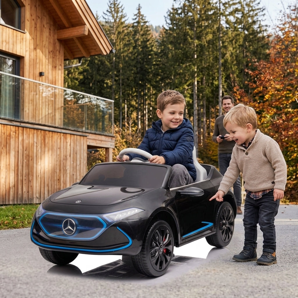 Auto na akumulator crni na daljinski 105 cm ispred drvene vikendice sa decom