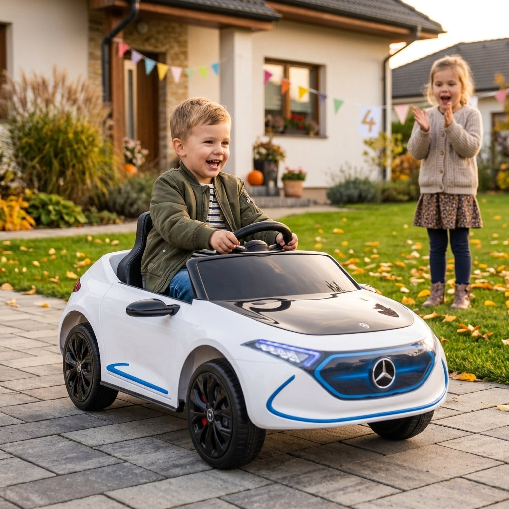 Auto na akumulator beli na daljinski 105 cm u dvorištu tokom dečijeg rođendana