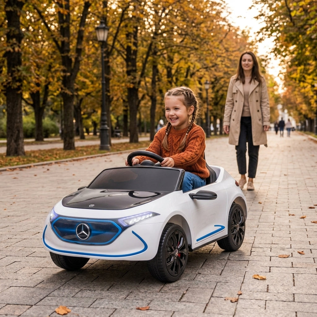 Auto na akumulator beli na daljinski 105 cm vozi devojčica u gradskom parku