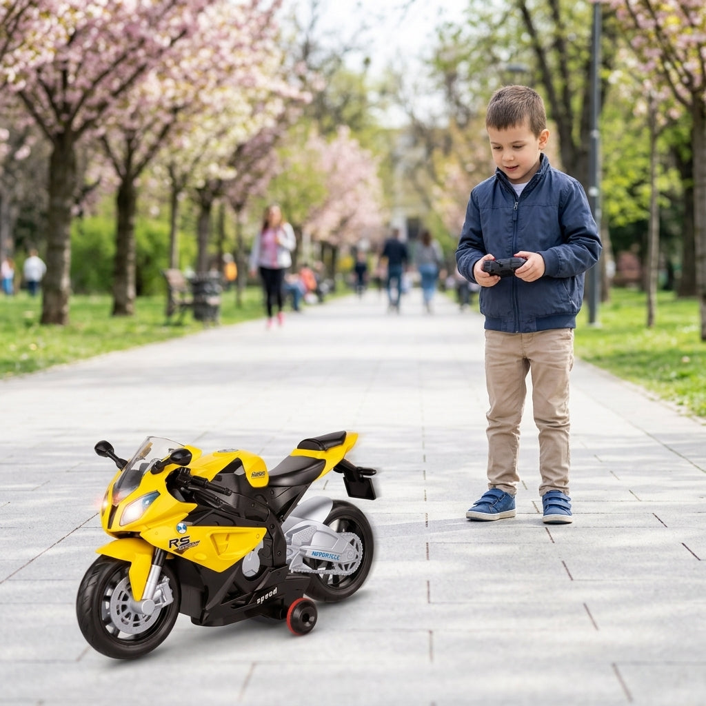 Motor na daljinski u žutoj boji koji dečak vozi po stazi u parku