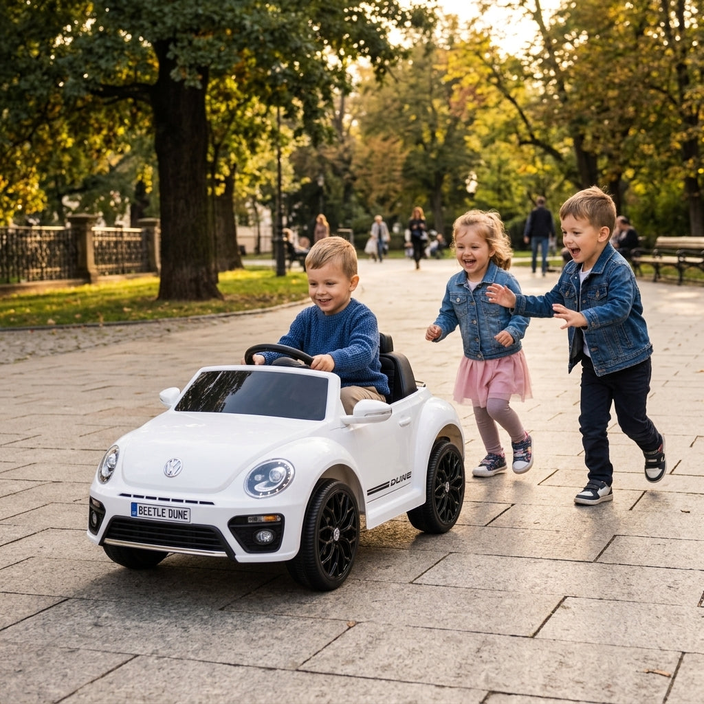 Auto na akumulator beli na daljinski 90 cm u vožnji po stazi u parku sa decom koja trče pored