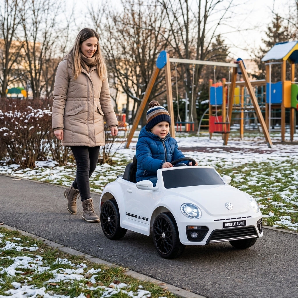 Auto na akumulator beli na daljinski 90 cm na suvoj stazi pored igrališta u zimskom danu