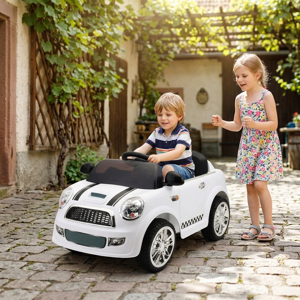 Auto na akumulator beli na daljinski 99 cm dečak vozi u seoskom dvorištu dok ga sestra posmatra