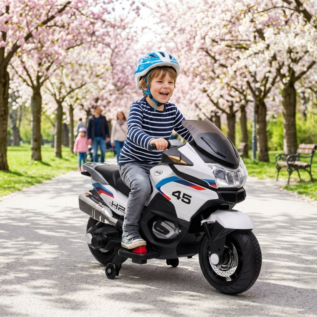 Motor na akumulator beli 119 cm u vožnji stazom gradskog parka u proleće
