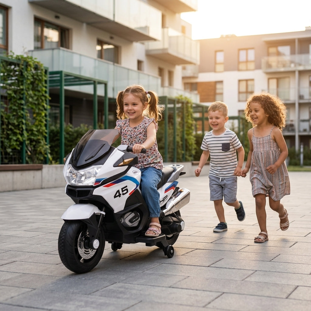 Motor na akumulator beli 119 cm dok deca uživaju u zajedničkoj igri na platou
