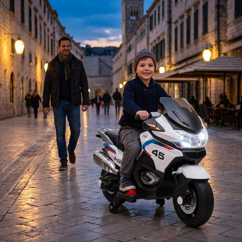 Motor na akumulator beli 119 cm sa upaljenim farovima u večernjoj šetnji gradom