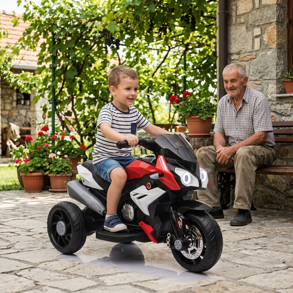 Motor na akumulator crveni 88 cm na popločanom seoskom dvorištu dok dete samostalno upravlja