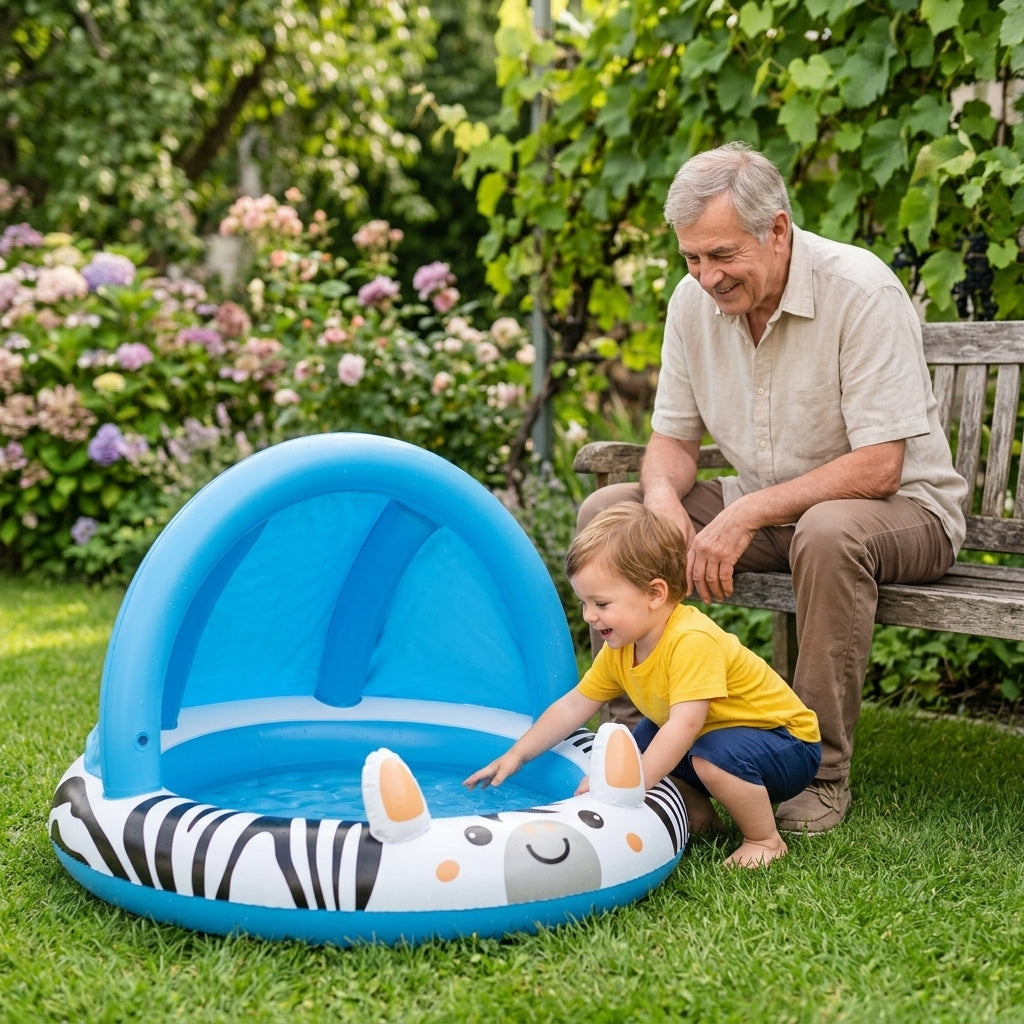 Bebi bazen zebra postavljen na travi u seoskom dvorištu dok se dete igra uz nadzor deke