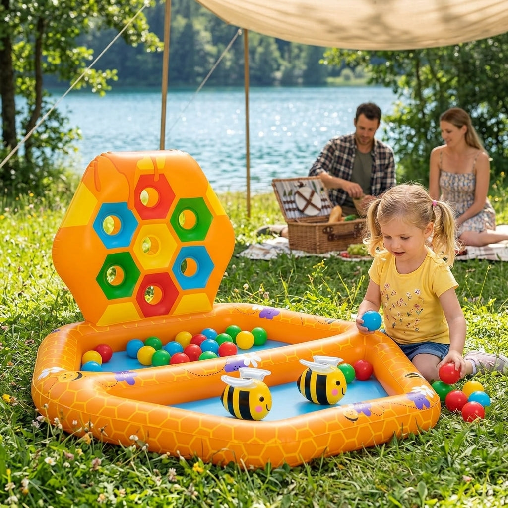 Bazen sa lopticama 127 cm na travnatoj obali jezera tokom porodičnog piknika