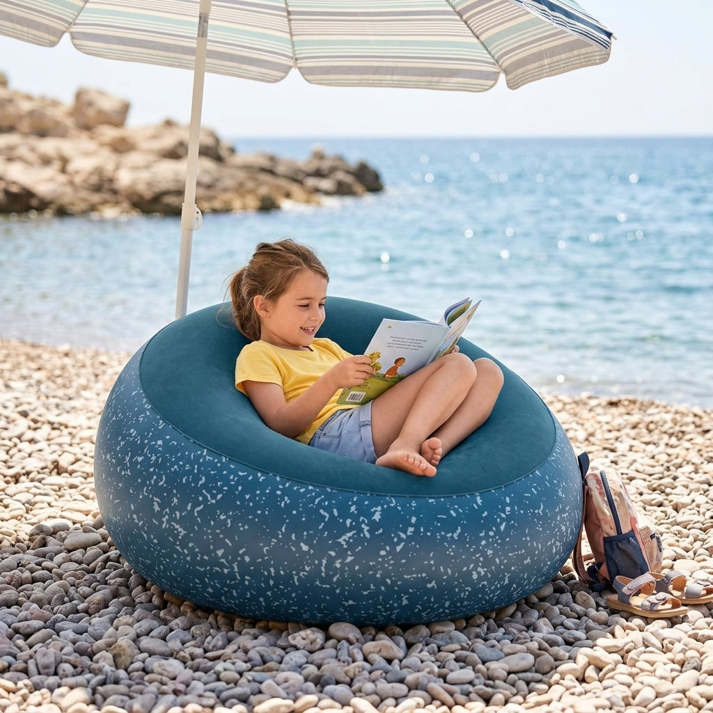 Fotelja na naduvavanje teget postavljena na plaži pod suncobranom
