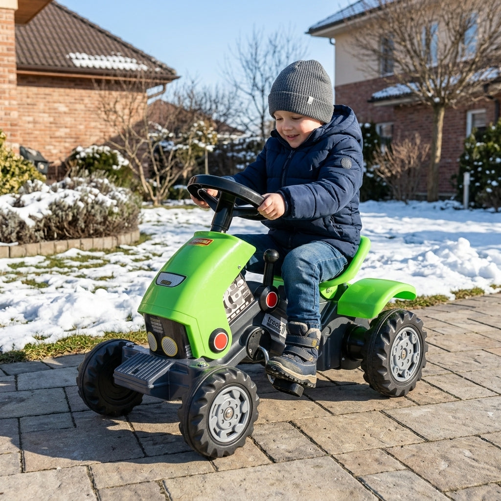 Traktor na pedale zeleni 78 cm dečak vozi u porodičnom dvorištu zimi