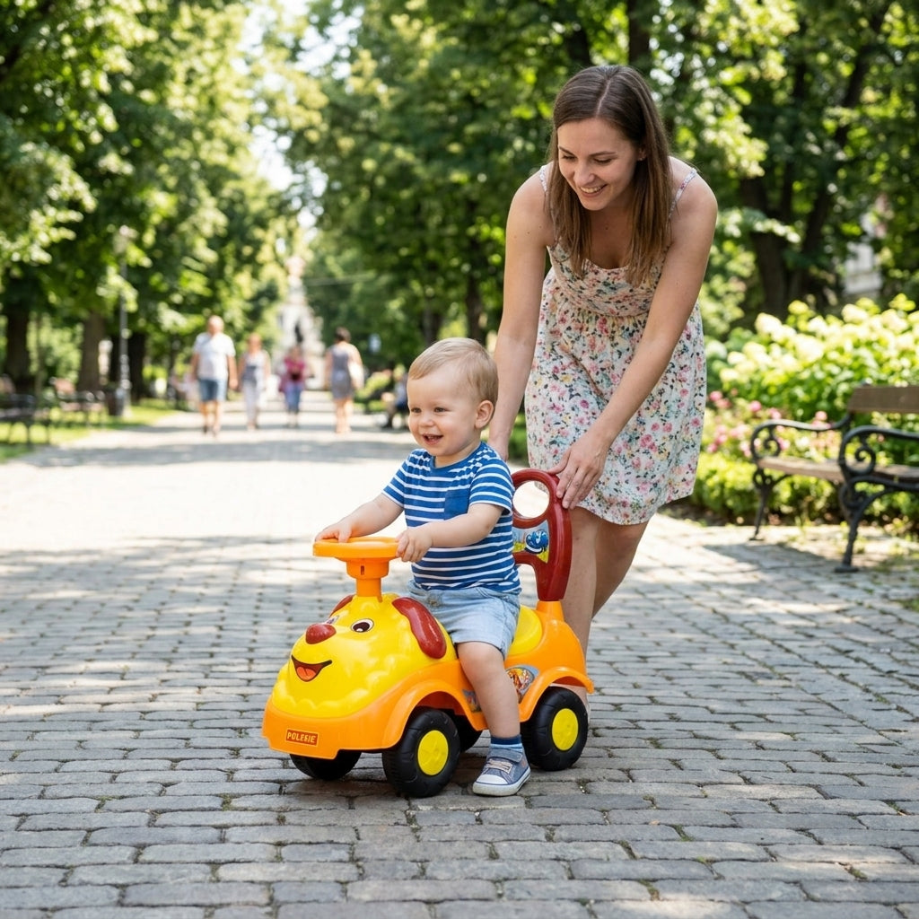 Guralica kuća koju jednogodišnje dete vozi po stazi u gradskom parku