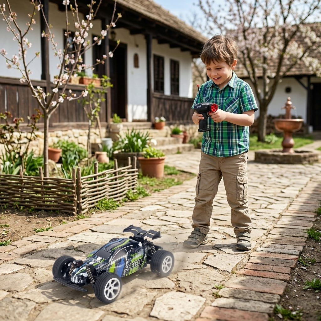Auto formula na daljinski 1:18 na betonskoj stazi u dvorištu na selu