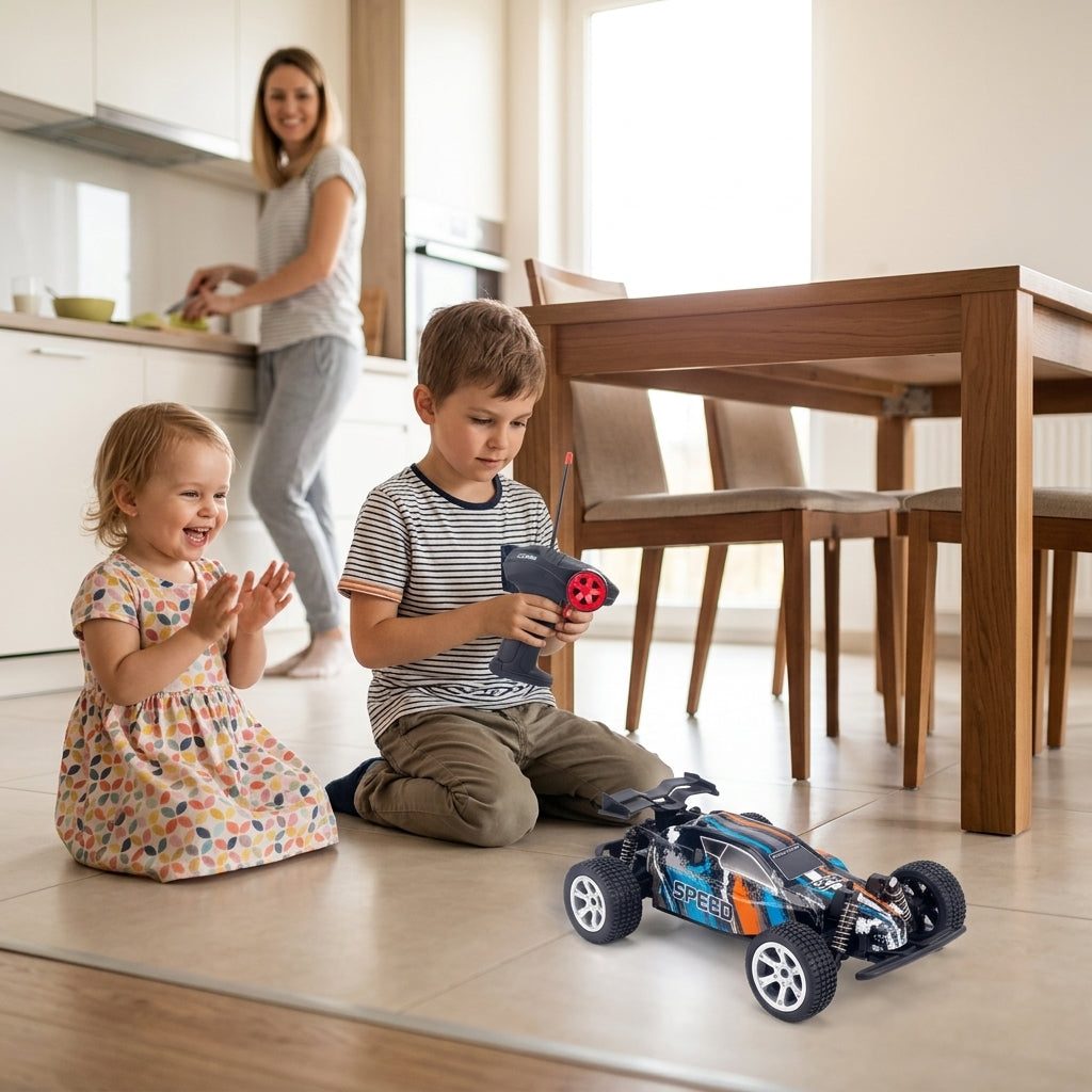 Auto formula na daljinski 1:18 na podu kuhinje dok se deca igraju