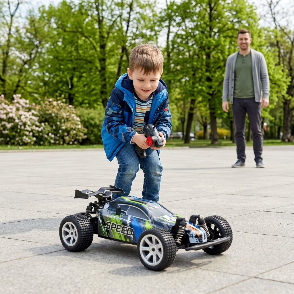 Auto formula na daljinski 1:18 u vožnji po pločniku u gradskom parku