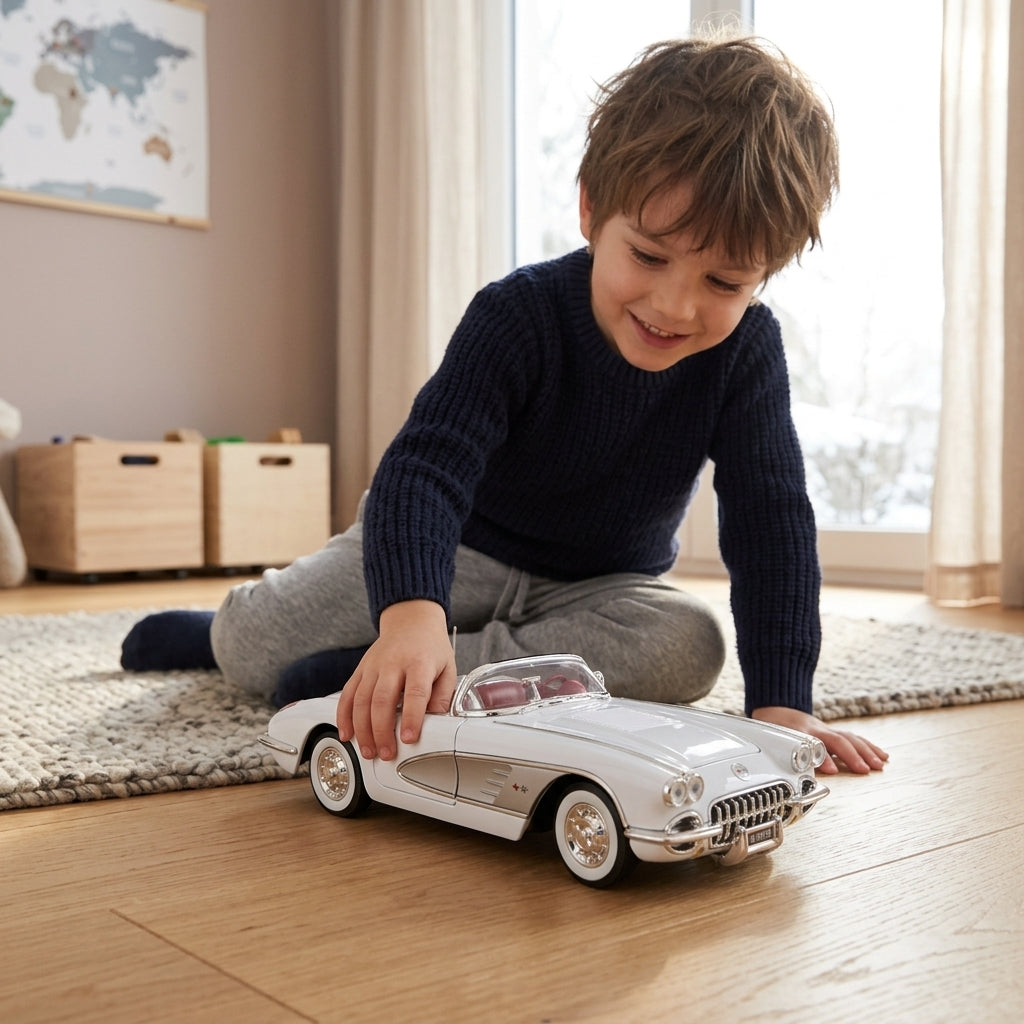 Metalni autić Chevrolet Corvette 1958 1:18 u dečijoj sobi na podu tokom jutarnje igre