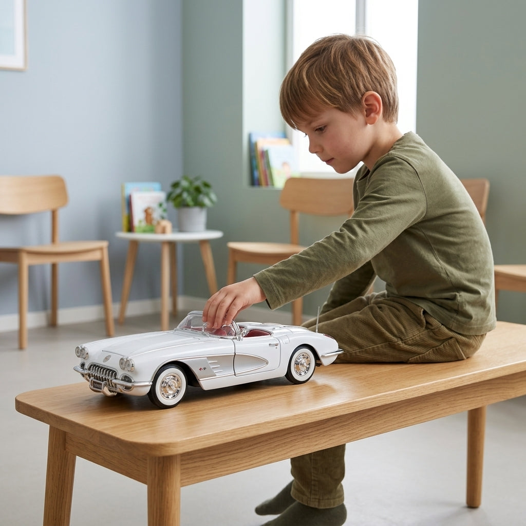 Metalni autić Chevrolet Corvette 1958 1:18 dok se dečak igra u čekaonici pedijatrijske ordinacije