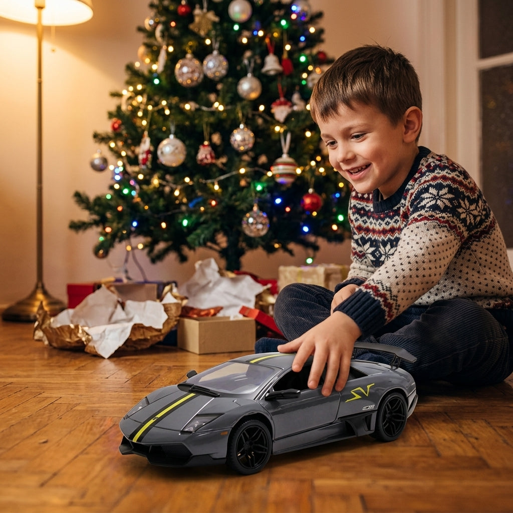 Metalni autić Lamborghini Murciélago 1:24 pored novogodišnje jelke i ukrasnih kutija