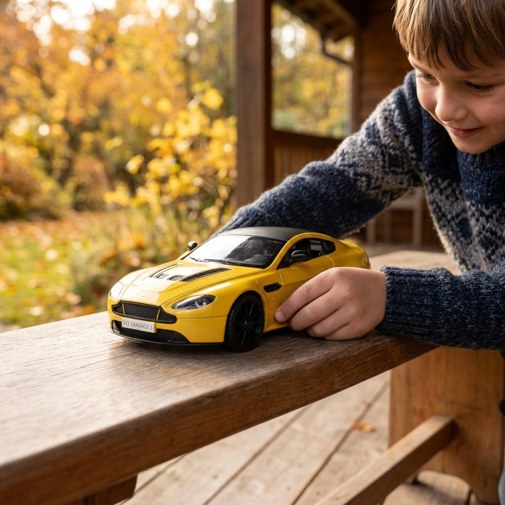Metalni autić Aston Martin V12 Vantage S 2013 1:24 na drvenoj klupi na terasi vikendice