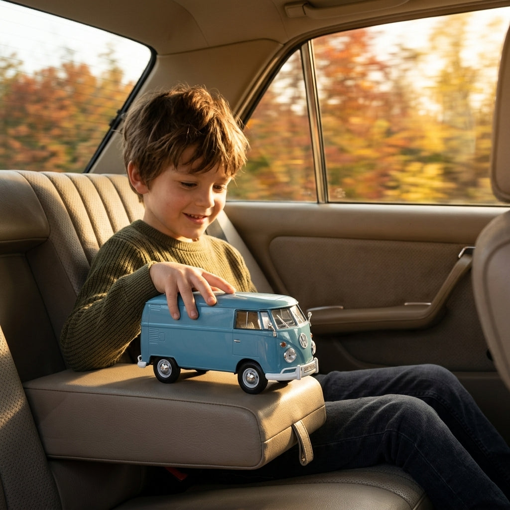 Metalni autić Volkswagen Type 2 dostavni kombi 1:24 u rukama deteta na zadnjem sedištu automobila