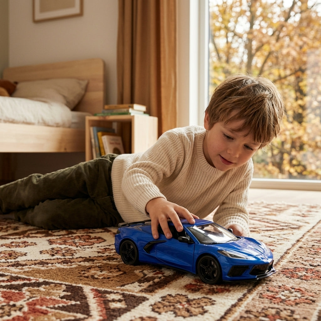 Metalni autić Chevrolet Corvette C8 1:24 na tepihu dečje sobe tokom igre