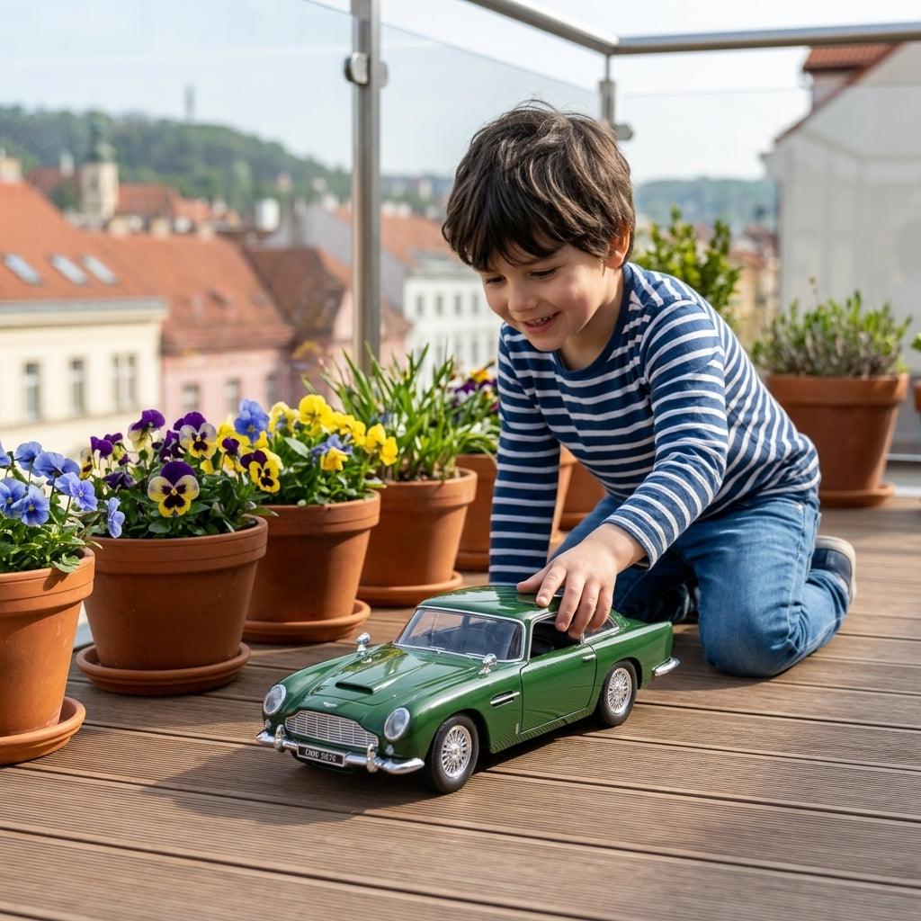 Metalni autić Aston Martin DB5 1:24 na podu terase tokom igre dečaka