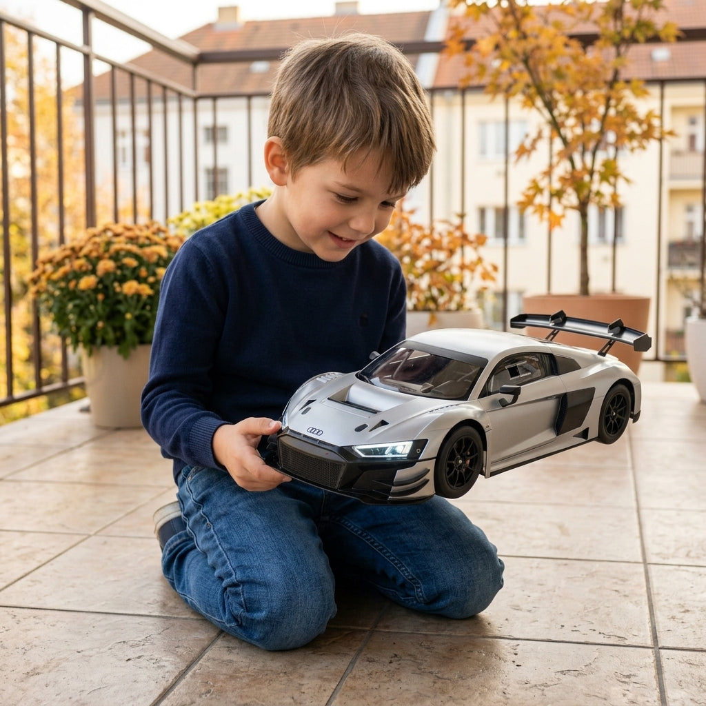 Metalni autić Audi R8 LMS GT3 1:24 na terasi stana u rano jesenje popodne