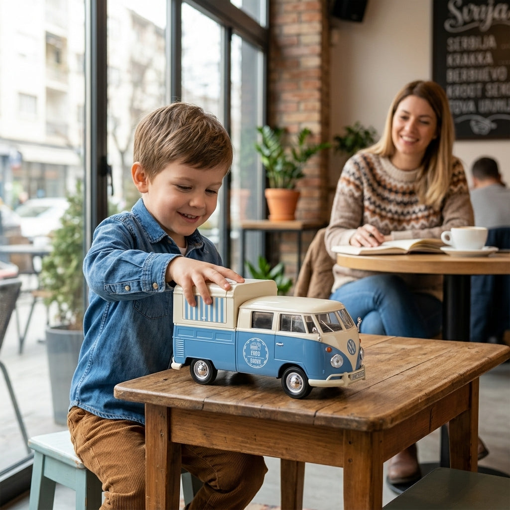 Metalni autić Volkswagen kombi sa hranom 1:24 u dečjem kutku modernog kafića