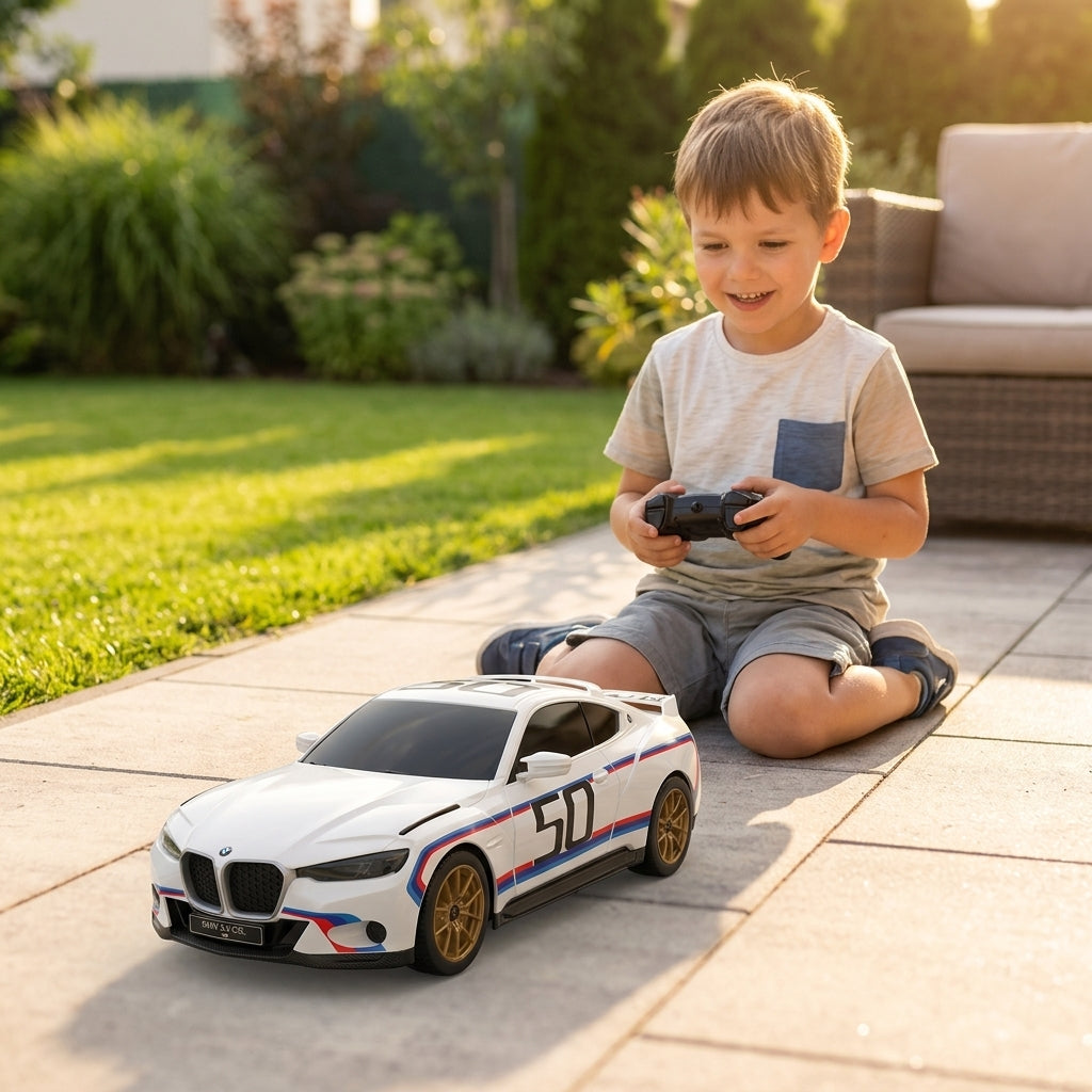 Auto na daljinski BMW 3.0 CSL 1:24 u vožnji po pločama u dvorištu
