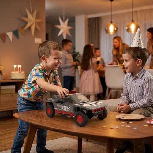 Auto Audi RS E-TRON kocke na dečijem rođendanu u toploj dnevnoj sobi