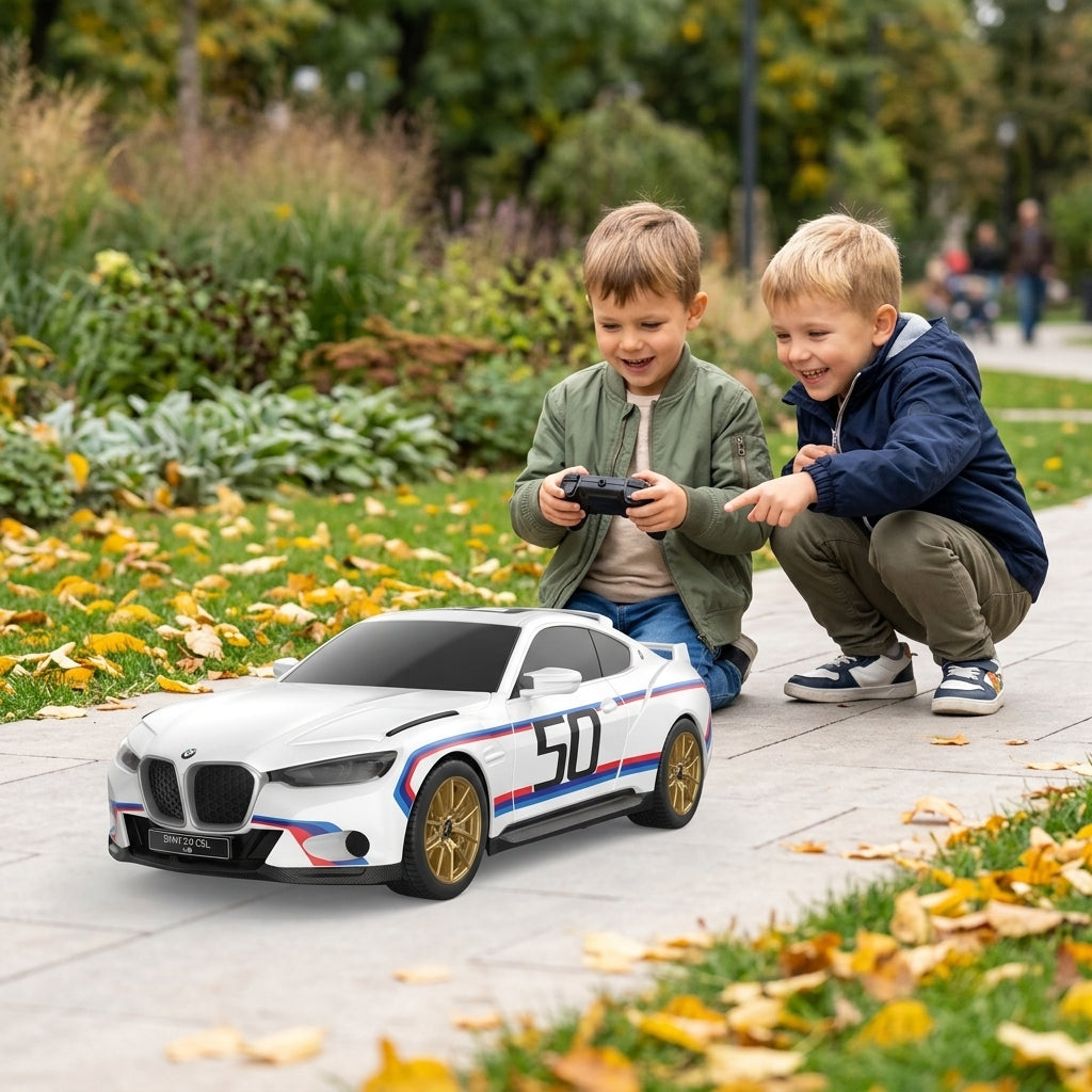 Auto na daljinski BMW XM 1:24 na stazi u parku dok se dva drugara igraju