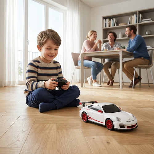 Auto na daljinski Porsche RS vozi se po drvenom podu u dnevnoj sobi