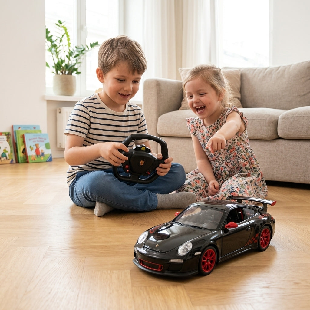 Auto na daljinski Porsche GT3 sa volanom 1:14 na parketu u dnevnoj sobi