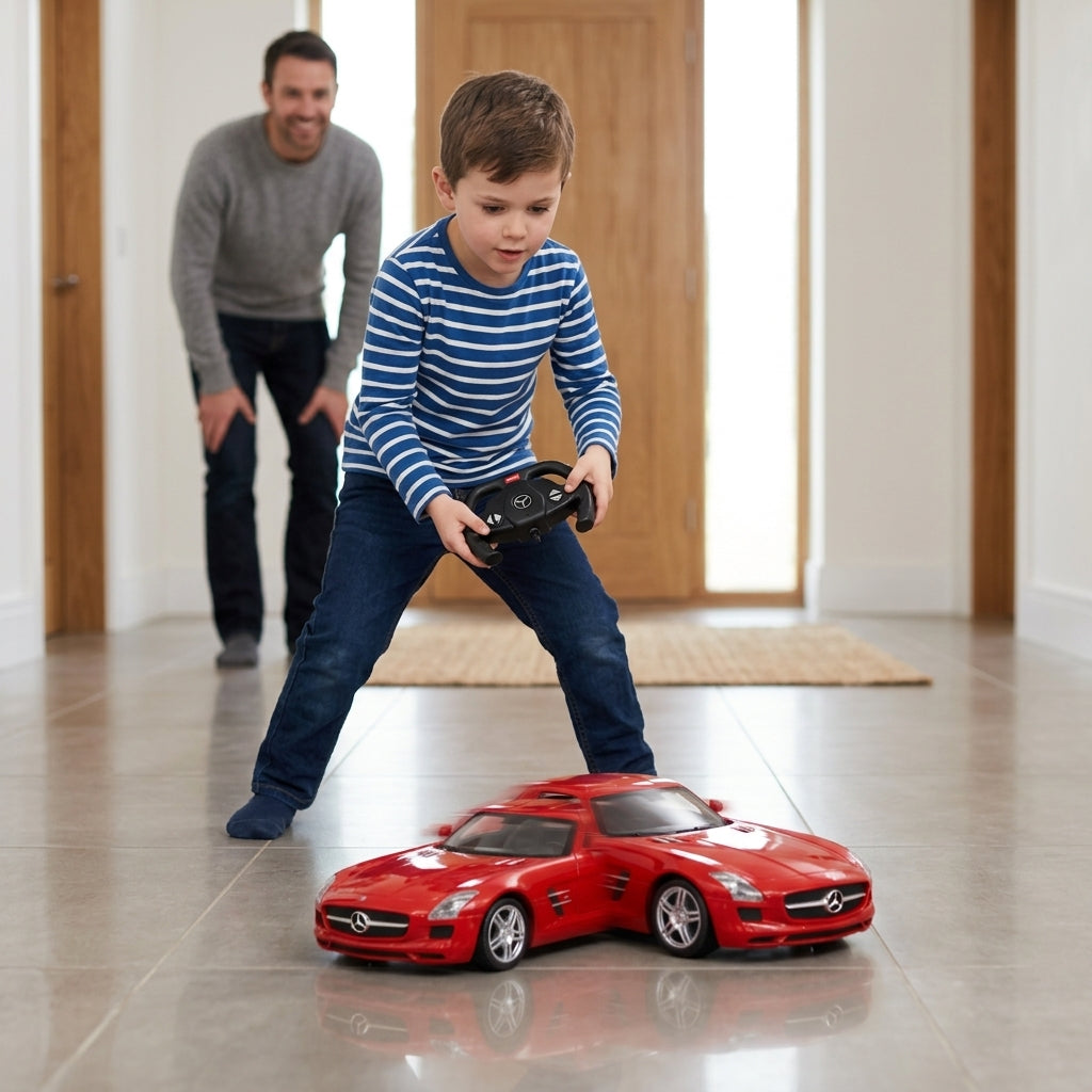 Auto na daljinski Mercedes-Benz SLS 1:14 koji juri po glatkim pločicama u hodniku stana