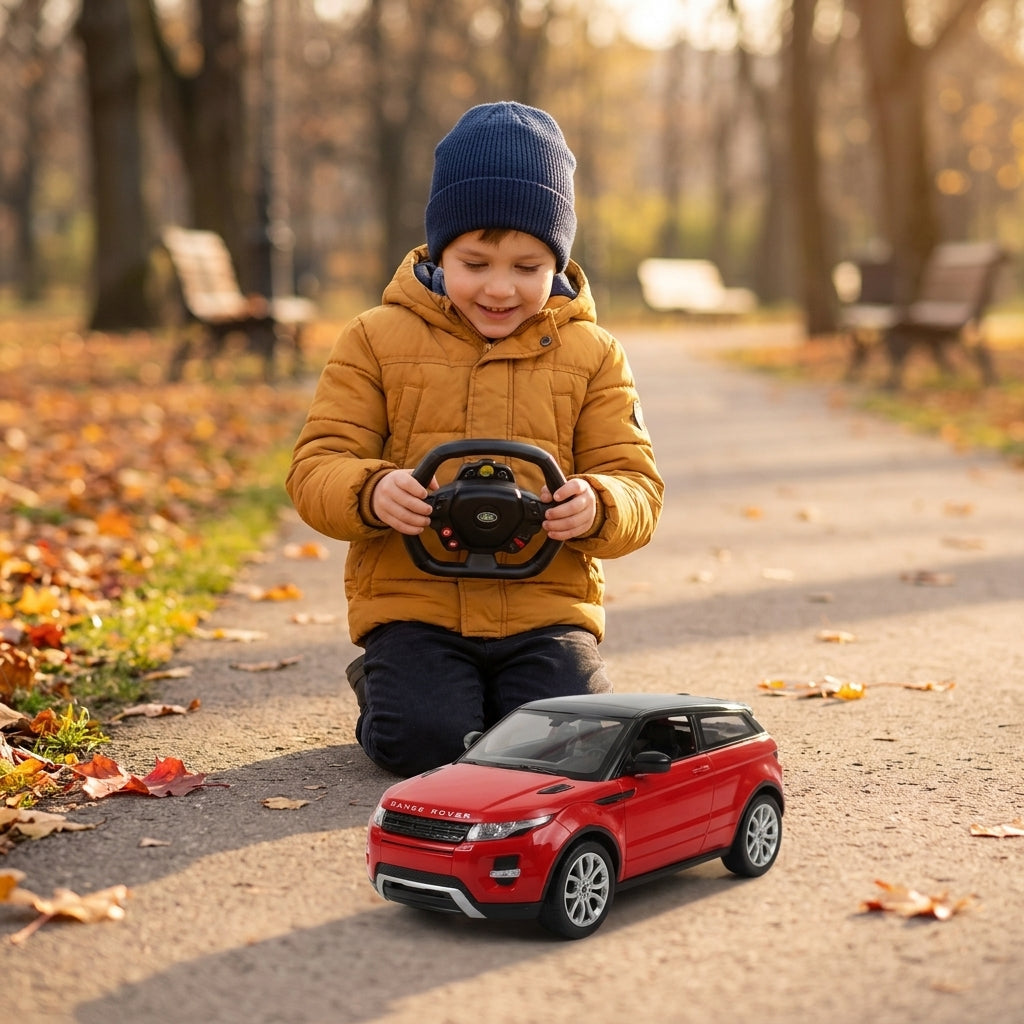 Auto na daljinski Range Rover Evoque crvene boje koji dečak vozi u parku tokom jeseni