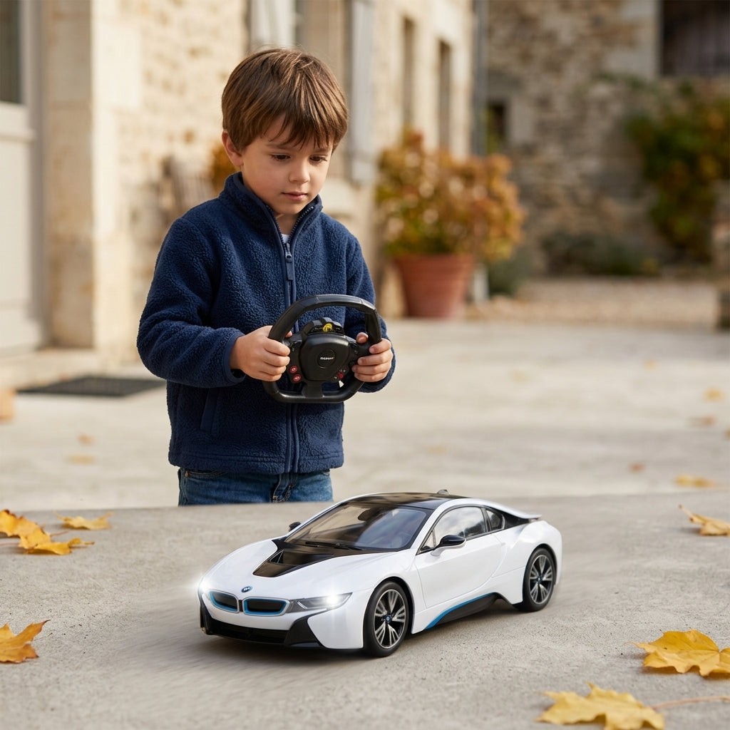 Auto na daljinski BMW i8 1:14 na betonskoj terasi seoske kuće dok dečak upravlja volanom