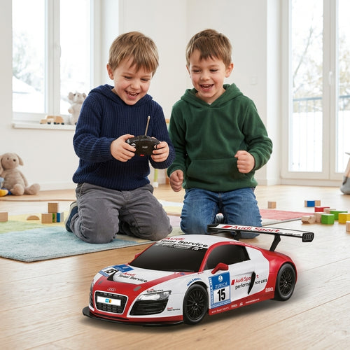 Auto na daljinski Audi R8 LMS beli 1:18 u trci sa drugarom na podu igraonice