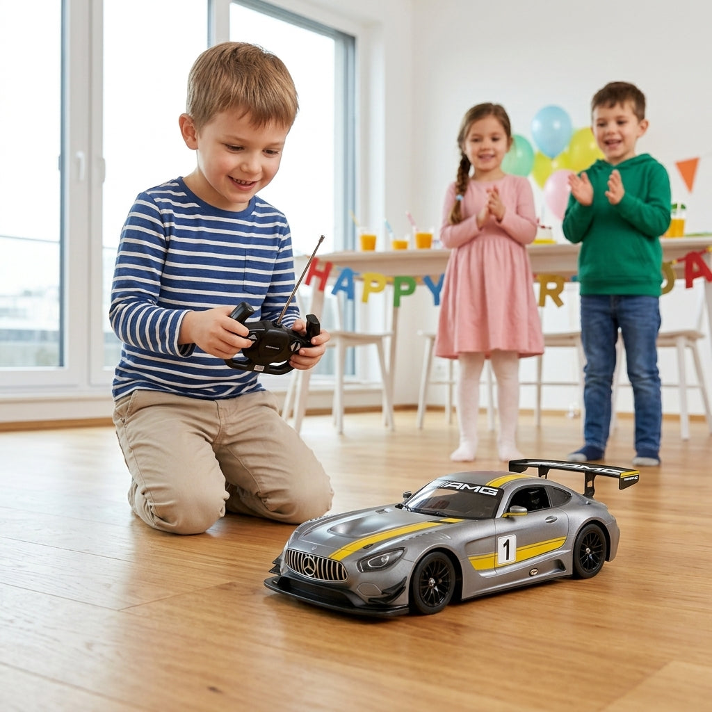 Auto na daljinski Mercedes-AMG GT3 1:14 tokom igre na dečijem rođendanu