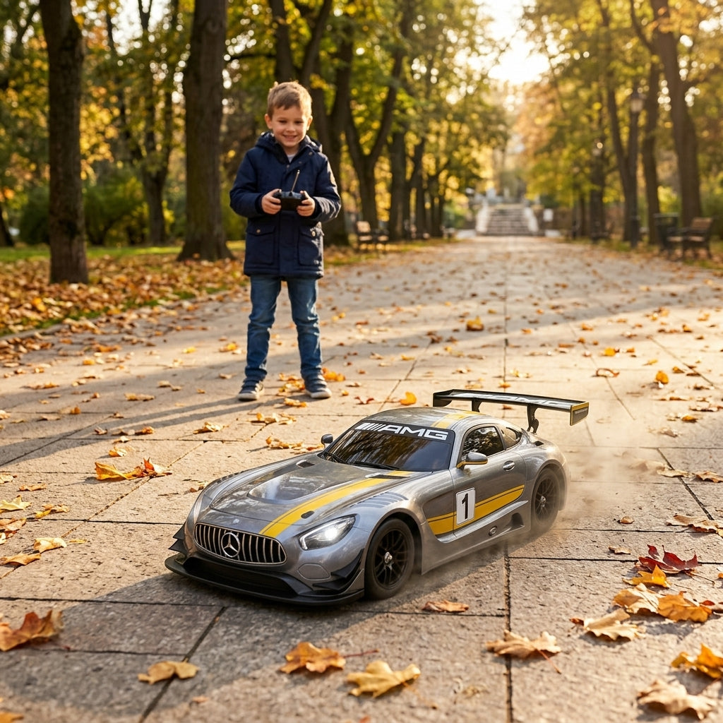 Auto na daljinski Mercedes-AMG GT3 1:14 na stazi u parku tokom rane jeseni